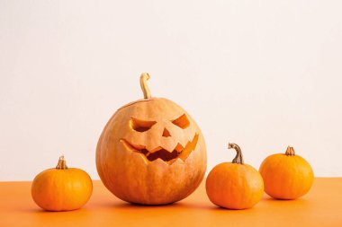 Cadılar Bayramı için renkli arkaplanda balkabakları