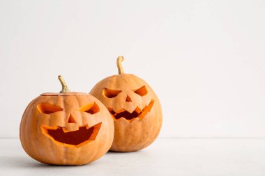 Beyaz arka planda Cadılar Bayramı için oyulmuş balkabakları