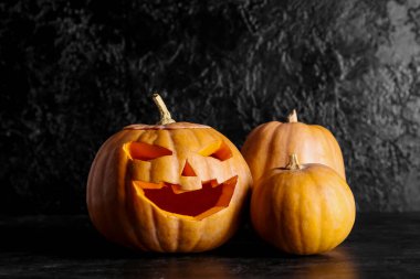 Siyah arkaplanda Cadılar Bayramı için balkabakları