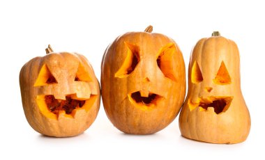 Beyaz arka planda Cadılar Bayramı için oyulmuş balkabakları