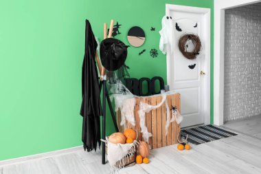 Cadılar Bayramı için salon kapısı ve askısı ile süslenmiş.