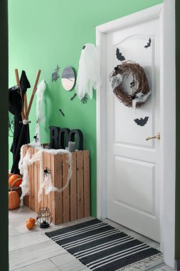 Cadılar Bayramı için salon kapısı ve askısı ile süslenmiş.