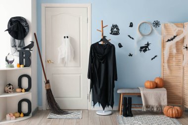 Cadılar Bayramı için salon kapısı ve cadı kostümü ile süslenmiş.