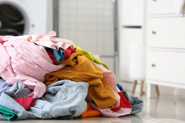 洗濯室の床に汚れた服のスタック クローズアップ — ストック写真