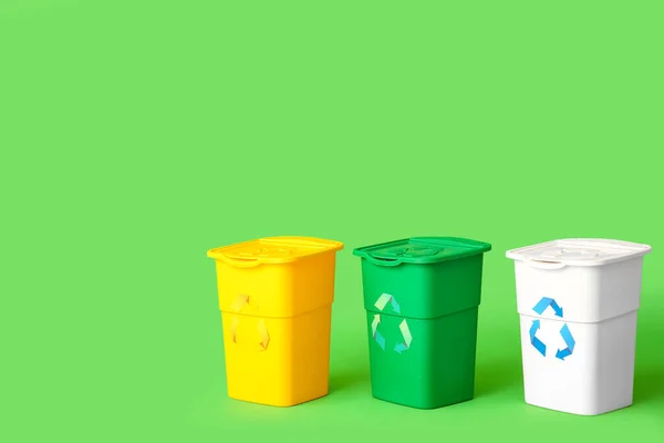 Δοχεία Για Σκουπίδια Πράσινο Φόντο Έννοια Ανακύκλωσης — Φωτογραφία Αρχείου
