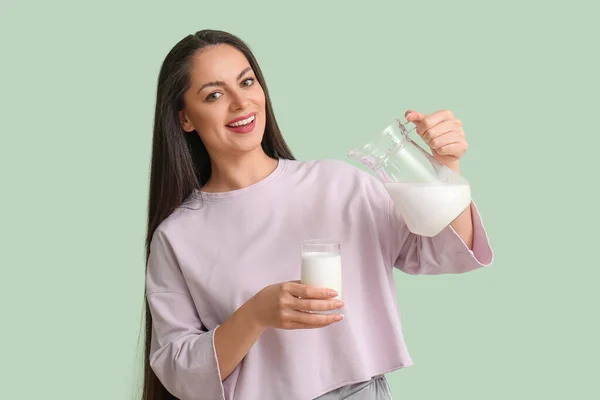 Vacker Ung Kvinna Med Glas Och Kanna Mjölk Mynta Bakgrund — Stockfoto