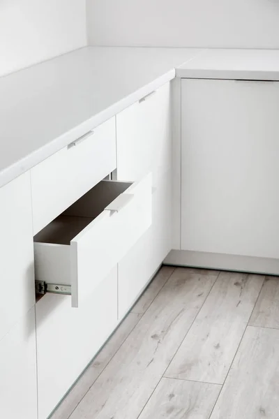 Meja Putih Dengan Laci Dapur Ringan — Stok Foto