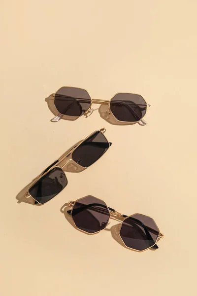 Verschiedene Stylische Sonnenbrillen Auf Beigem Hintergrund — Stockfoto