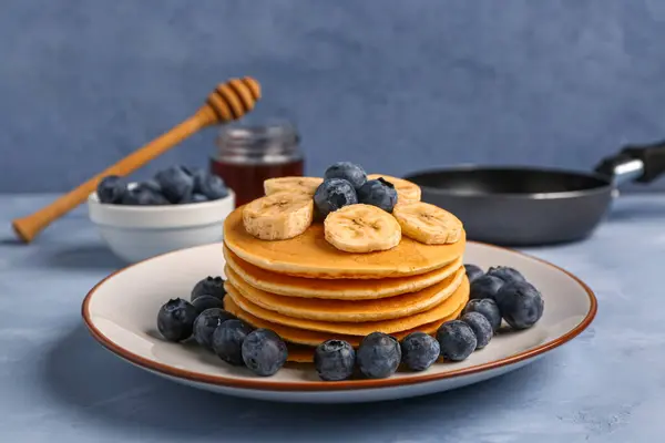 青い背景においしいパンケーキ バナナ ブルーベリーとプレート クローズアップ — ストック写真