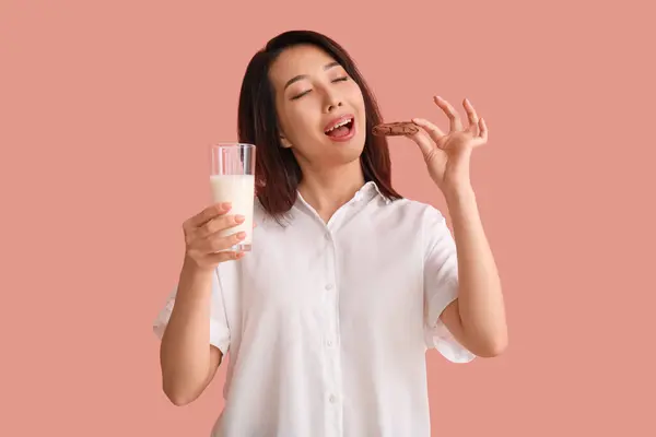 Jong Aziatisch Vrouw Met Melk Koekje Roze Achtergrond — Stockfoto