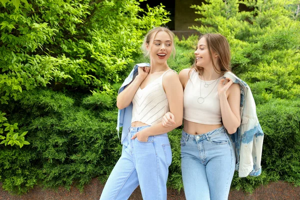 Jovens Irmãs Com Jaquetas Jeans Rua Cidade — Fotografia de Stock