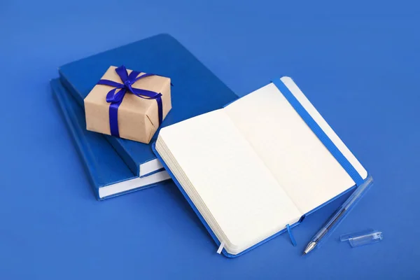 Caixa Presente Com Cadernos Caneta Sobre Fundo Azul — Fotografia de Stock