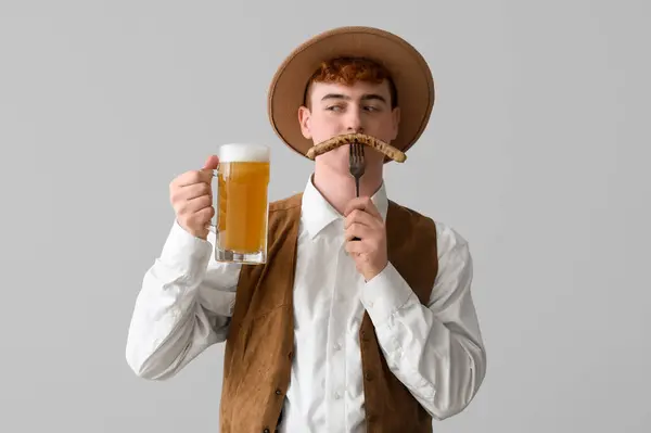 Mladý Muž Tradičním Německém Oblečení Pivem Klobásou Světlém Pozadí — Stock fotografie