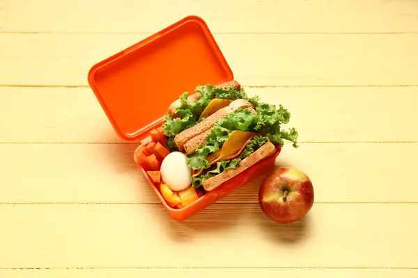 Elma Beslenme Çantası Sarı Ahşap Arka Planda Lezzetli Yemekler — Stok fotoğraf