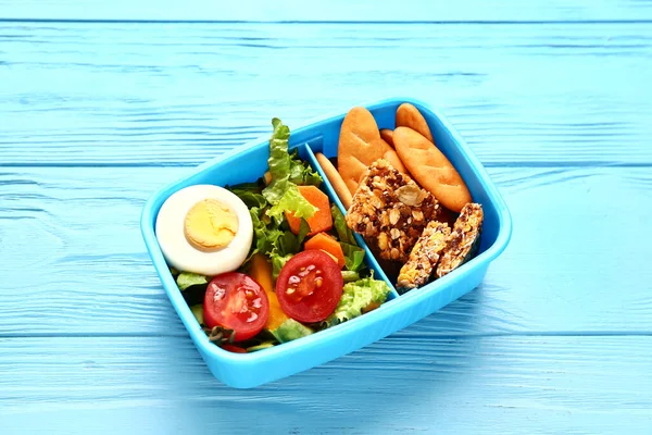 Lunchlåda Med God Mat Blå Trä Bakgrund — Stockfoto