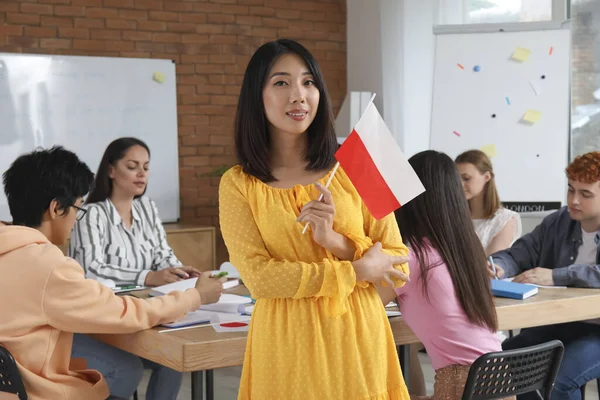 Jovem Mulher Asiática Com Bandeira Polonesa Escola Idiomas — Fotografia de Stock