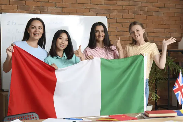 Estudantes Com Bandeira Italiana Escola Idiomas — Fotografia de Stock