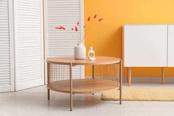오렌지 드레싱 스크린과 드레서와 가벼운 테이블 — 스톡 사진