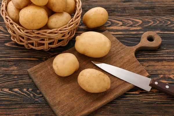Tahta Arka Planda Çiğ Patatesli Hasır Kase Yemek — Stok fotoğraf