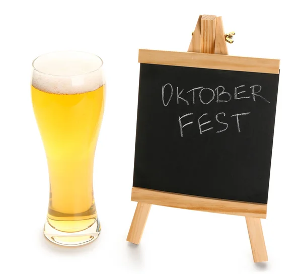 Glas Kaltes Bier Und Tafel Mit Dem Wort Oktoberfest Auf — Stockfoto