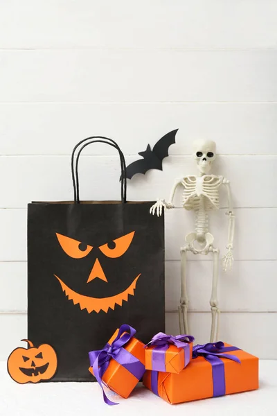 Összetétel Bevásárló Táska Csontváz Ajándékdobozok Halloween Világos Háttér — Stock Fotó