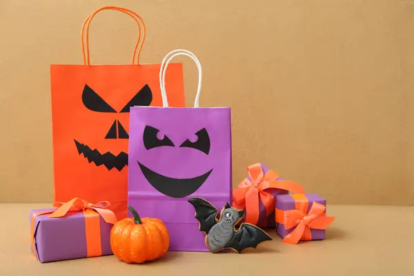 Összetétel Bevásárlószatyrokkal Ajándékdobozokkal Finom Süteménnyel Halloween Bézs Alapon — Stock Fotó