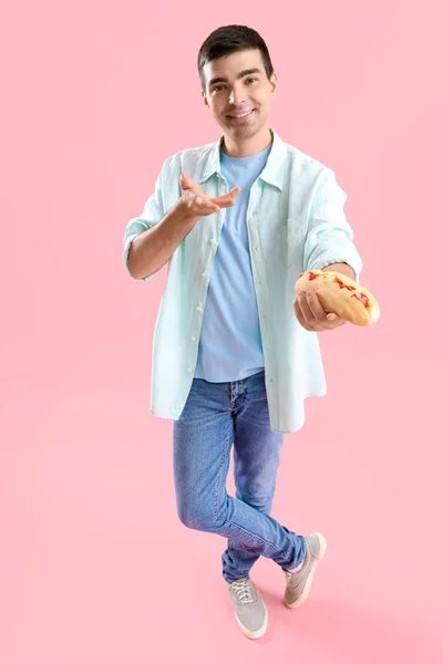 Schöner Junger Mann Mit Leckerem Hot Dog Auf Rosa Hintergrund — Stockfoto