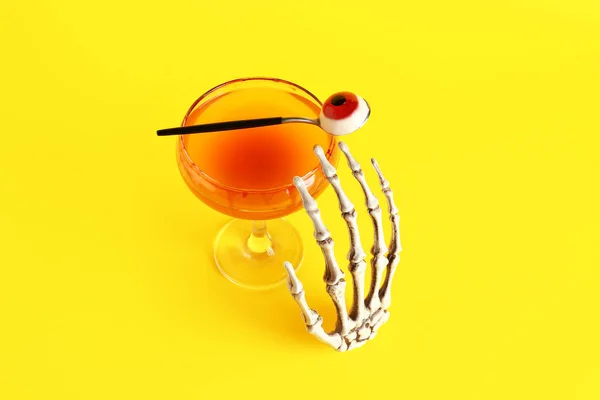 Склянка Смачного Коктейлю Маргарити Хелловін Скелетною Рукою Жовтому Тлі — стокове фото