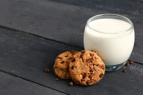 Glass Milk Tasty Cookies Chocolate Chips Black Wooden Background — Stock Photo, Image