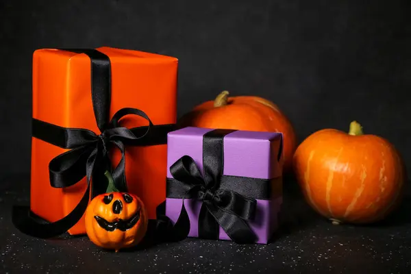 Tökfejek Ajándékdobozok Sötét Háttérrel Közelkép Halloween Ünneplés Koncepció — Stock Fotó