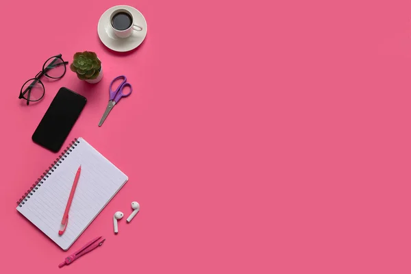 粉色背景的电话 咖啡和文具 — 图库照片
