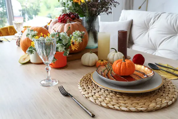 Herbststimmung Mit Kürbissen Und Blumen Auf Dem Esstisch Zimmer Nahaufnahme — Stockfoto