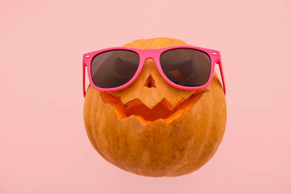 Κοσκινισμένη Κολοκύθα Για Halloween Μοντέρνα Γυαλιά Ηλίου Ροζ Φόντο — Φωτογραφία Αρχείου