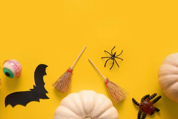 Halloween Složení Dýněmi Košťaty Pavouky Žlutém Pozadí — Stock fotografie