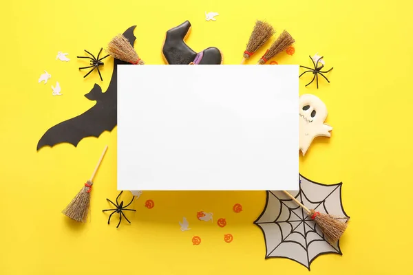 Kompozycja Halloween Czarną Kartką Życzeniami Miotłami Wystrojem Żółtym Tle — Zdjęcie stockowe