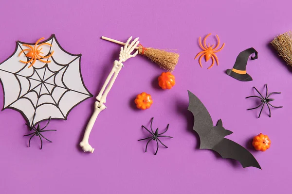 Halloween Kompozice Koštětem Kostlivec Ruku Dýně Web Fialovém Pozadí — Stock fotografie