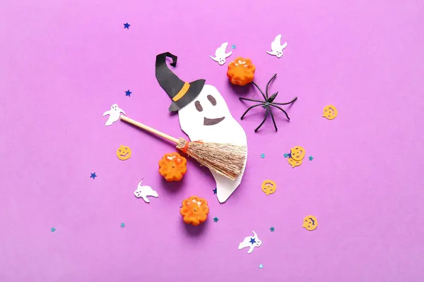 Halloween Kompozice Duchem Koštětem Dýněmi Fialovém Pozadí — Stock fotografie