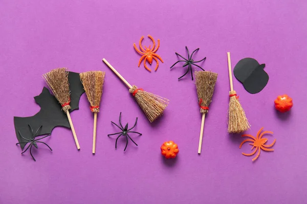 Halloween Složení Košťaty Pavouky Dýně Fialovém Pozadí — Stock fotografie