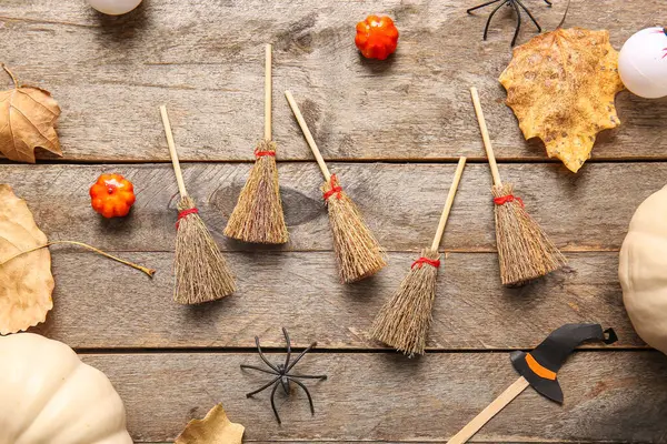 Halloween Kompozice Košťaty Dýněmi Listy Šedém Dřevěném Pozadí — Stock fotografie