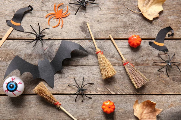 Halloween Kompozice Košťaty Pavouky Dýněmi Listy Šedém Dřevěném Pozadí — Stock fotografie