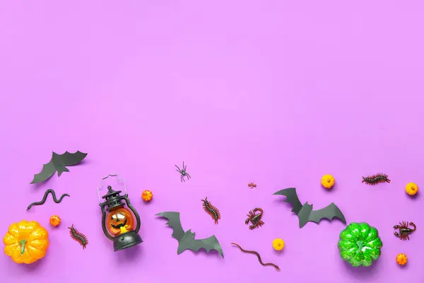 Halloween Složení Cukrovinkami Brouky Dýně Fialovém Pozadí — Stock fotografie