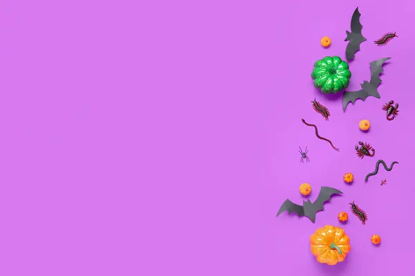 Хэллоуин Композиция Конфеты Жуков Тыквы Фиолетовом Фоне — стоковое фото