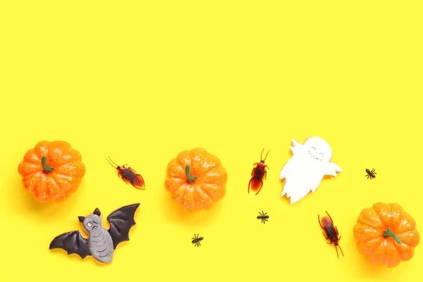 Halloween Složení Cukrovinkami Brouky Dýně Žlutém Pozadí — Stock fotografie
