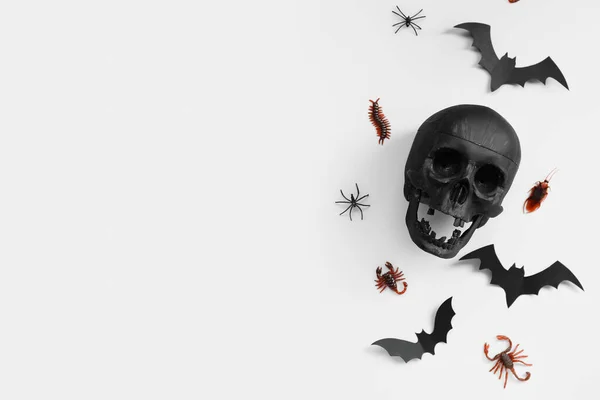 Composición Halloween Con Cráneo Bichos Dulces Murciélagos Sobre Fondo Gris —  Fotos de Stock