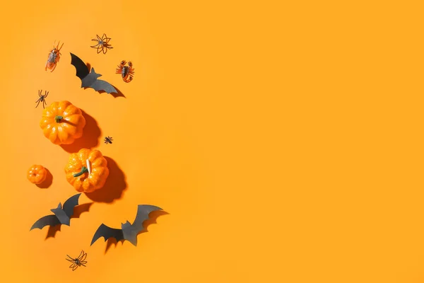 Composição Halloween Com Abóboras Morcegos Insetos Doces Fundo Laranja — Fotografia de Stock