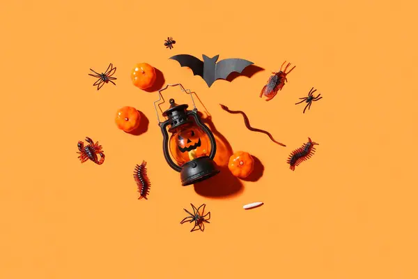Halloween Složení Cukrovinkami Brouky Lucerny Dýně Oranžovém Pozadí — Stock fotografie