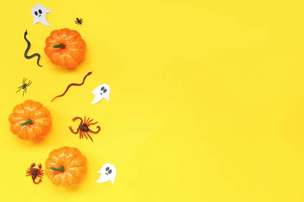 Halloween Složení Cukrovinkami Brouky Duchy Dýně Žlutém Pozadí — Stock fotografie