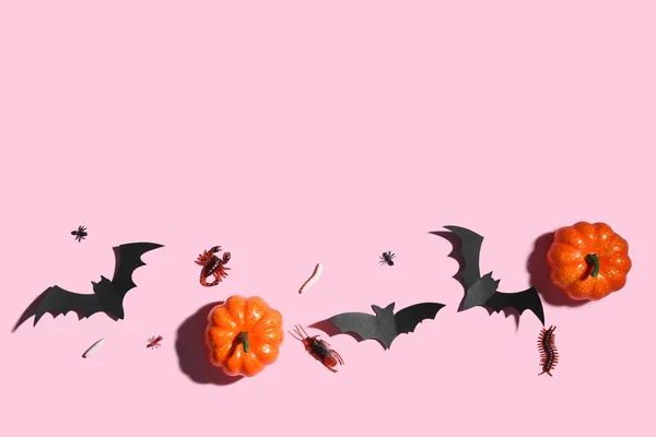 Композиція Хелловін Гарбузами Кажанами Цукерками Рожевому Фоні — стокове фото