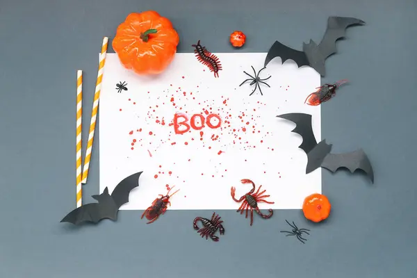 Kompozycja Halloween Nietoperzami Cukierkami Dyniami Słowem Boo Krwi Ciemnoszarym Tle — Zdjęcie stockowe