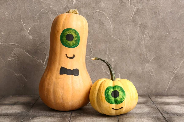 Funny Halloween Citrouilles Avec Des Visages Étrangers Sur Table Carrelée — Photo